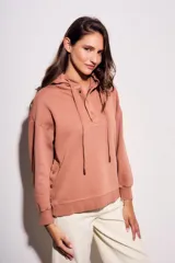 Sweater con capucha color negro, con cordones ajustables y botones en el escote.