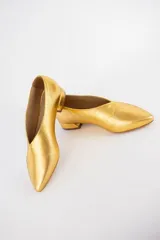 Chatitas color bronce de cuero, con punta fina y escote en V.