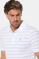 Remera polo celeste con rayado multicolor y logo bordado en el pecho.