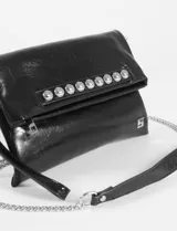 Sobre de mano color bordó, con textura símil cuero y tachas plateadas. Incluye correa de cuero y cadena metálica extraíble para usar como bandolera.