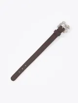 Pulsera de cuero vacuno color verde oliva, con diseño regulable y hebilla metálica plateada en forma de dragón de estilo barroco.