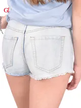 Short de jean celeste claro con roturas y terminaciones desflecadas.