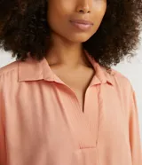 Camisa color salmón en viscosa, con mangas largas y escote V pespuntado.