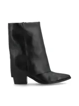 Bota de cuero negro con caña alta y polaina incorporada, taco cuadrado y punta fina. Diseño sofisticado con sutil brillo. Diseñada en Uruguay, fabricada en Brasil.
