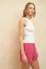 Short de tiro medio, color fucsia, diseñado para mayor comodidad y frescura.