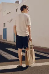 Short negro de lino y algodón, con cintura elástica y cordón ajustable.