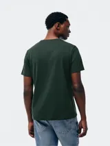Remera básica de manga corta color gris claro, con cuello redondo.