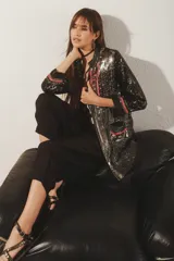Saco largo abierto de crepe negro con bordado de piedras, lentejuelas, canutillos y mostacillas plateadas y detalles en rosa. Tiene mangas largas, cuello redondo, bolsillos delanteros y forrería de jacquard a tono.