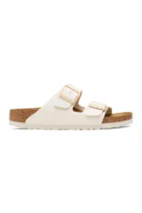 Sandalias Birkenstock Arizona Bf Eggshell, color hueso, con dos correas ajustables con hebillas y plantilla anatómica de corcho y látex.