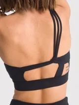 Top deportivo negro de un hombro con tirantes triples elásticados en la espalda, almohadillas removibles y calce regular.