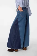 Pantalón de jean azul de corte ancho, con cintura alta y bolsillos delanteros y traseros.