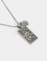 Cadena corta plateada con dije rectangular con el signo zodiacal Aries y un dije redondo pequeño.