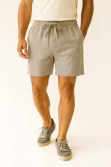 Short a rayas verticales en tonos beige y negro, con cintura elástica ajustable con cordón.