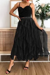 Falda larga de tul color negro, con capas y cintura elastizada.
