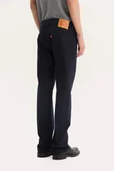 Pantalón de jean azul marino, corte recto, con tiro medio y confeccionado en twill.