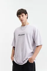 Remera negra de manga corta con corte oversize y estampado en la espalda con la frase "Free Spirits Freedom & Waves All Day / Every Day".