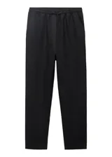 Pantalón negro de lino con cintura elástica y cordón ajustable.