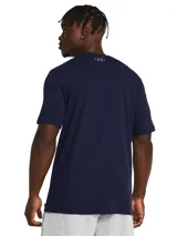 Remera deportiva Under Armour color naranja con logo estampado en el frente en tonos amarillo y rojo.