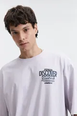 Remera lila de algodón, corte oversize, manga corta y cuello redondo.