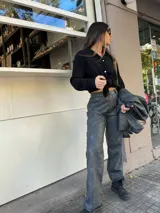 Pantalón de cuerina gris con corte recto, ideal para un look urbano y moderno.