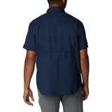 Camisa de manga corta azul marino, con cuello clásico, cierre frontal con botones, dos bolsillos en el pecho con cierre de botón y ventilación en la espalda.