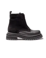 Botas cortas color beige con cierre frontal de cremallera, suela track negra y tirador trasero.