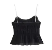 Blusa de gasa plisada con tirantes finos y detalle de lazo en el centro del escote.