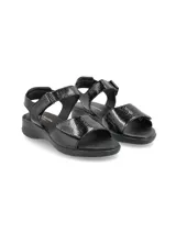 Sandalias negras con dos tiras de cuero sintético con textura de piel de serpiente, una sobre los dedos y otra alrededor del tobillo con cierre de velcro.