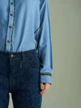 Camisa de algodón color terracota, con detalles en vivos de cuadro, corte básico y caída suelta.