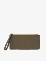 Monedero grande de cuero color verde oliva, con cierre de cremallera y bolsillo exterior. Cuenta con tarjetero en la parte trasera y logo grabado en la parte delantera.
