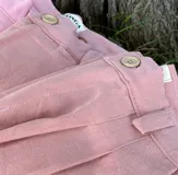 Pantalón de tusor color rosa viejo, de corte holgado y cintura elastizada.
