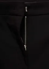 Pantalón cigarette negro con corte a la altura del tobillo y aberturas laterales.
