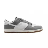 Zapatillas Nike Dunk Low Retro SE, color gris y blanco con suela marrón.