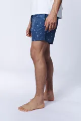 Short de baño azul con estampado de motivos geométricos en blanco.