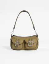 Cartera marrón con detalles en verde, doble correa, una corta para llevar al hombro y otra larga regulable de cuero vegano para usar como bandolera.