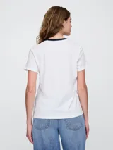 Remera azul marino de algodón con logo de GAP en forma de corazón color rojo.