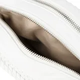 Bandolera blanca de símil cuero con diseño texturizado. Tiene formato rectangular, acceso con cierre, correa regulable y herrajes plateados. Cuenta con dos compartimentos, un bolsillo interno con cierre, un bolsillo interno abierto y un bolsillo externo con botón imantado. El interior está forrado en tela de algodón y poliéster.
