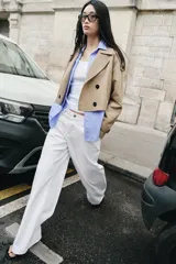 Jeans blancos de tiro medio con cinco bolsillos y pernera ancha. Cierre frontal con botones.