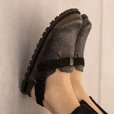 Zueco de cuero vacuno color negro, con suela de caucho, plantilla anatómica y tira con velcro en capellada y talón para mayor ajuste.