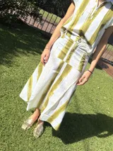 Falda midi de corte evasé con estampado de rayas verticales color verde pistacho y blanco.