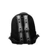 Mochila negra de cuero sintético con cierre de cremallera y asa superior. Tiene un bolsillo frontal con cremallera y dos bolsillos laterales abiertos.