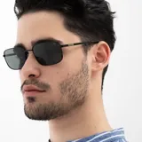 Lentes de sol INVU modelo IB12520C, con montura rectangular de metal color negro y lentes polarizadas grises.