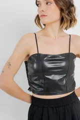 Top crop negro de cuero ecológico con tirantes finos y espalda de encaje floral con base nude.