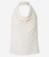 Blusa color crema de tela texturizada, con espalda abierta y escote drapeado.