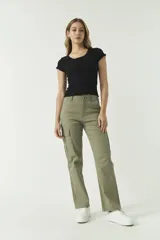 Pantalón cargo color verde militar, de tiro alto, con bolsillos laterales y traseros, y presillas para cinturón. Confeccionado en algodón con elastano.
