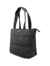 Bolso tipo shopper color bronce, con diseño acolchado y textura brillante. Tiene doble asa de hombro y cierre principal con tirador. Incluye bolsillo interior con cierre y compartimento interior con velcro para laptops de hasta 15,5".