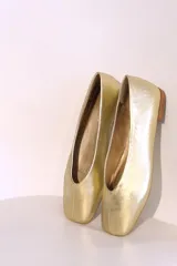 Ballerinas plateadas de cuero con punta cuadrada y suela plana.