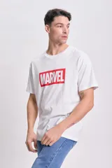 Remera blanca de manga corta con el logo de Marvel en rojo.