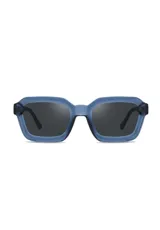 Lentes de sol Eco Shades modelo Romano con montura cuadrada azul traslúcido y lentes grises. Fabricados con acetato biodegradable y lentes de PMMA reciclado.