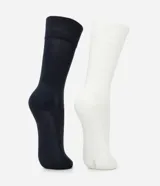 Kit de dos pares de medias de caña alta, una gris y otra negra, confeccionadas en viscosa certificada con fibra de bambú.